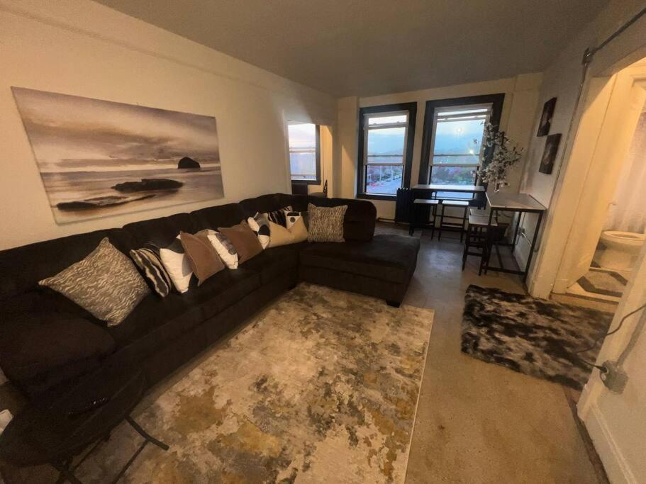 1 Bedroom Downtown *
